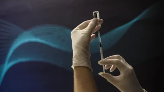 ΕΜΑ-ECDC: Νέες οδηγίες για τον εμβολιασμό κατά της COVID-19 το φθινόπωρο – Ποιοι πρέπει να εμβολιαστούν