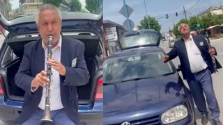 Λάρισα: Επιχειρηματίας που πουλάει αυτοκίνητα επιστράτευσε κλαρινιτζή και γίνεται viral