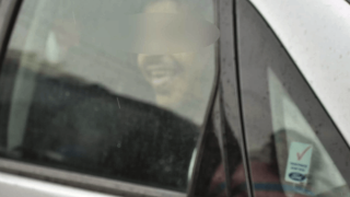 Κολωνός: Προκλητικός στα δικαστήρια ένας από τους κατηγορούμενους – Έβγαλε την γλώσσα ενώ τον μετέφεραν στα δικαστήρια