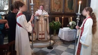 Παπάς έντυσε παπαδάκια... κορίτσια και τον έθεσαν σε αργία! Μεγάλη η λαϊκή οργή