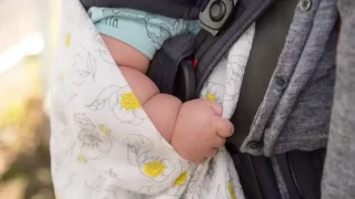 Μωρό βρέθηκε νεκρό στο αυτοκίνητο του πατέρα του -Το ξέχασε...