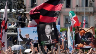 Μπερλουσκόνι: Με στρατιωτικές τιμές και χειροκροτήματα η νεκρώσιμη ακολουθία (vid)