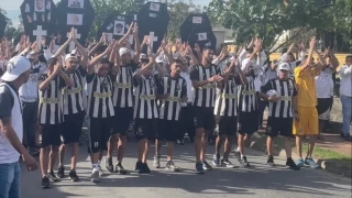 Σάντος: Οπαδοί κατέβασαν ενδεκάδα διαμαρτυρίας και προκάλεσαν σε αγώνα την ανδρική ομάδα! (vids)