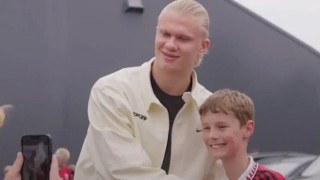 Χάαλαντ: Φωτογραφήθηκε με νεαρό οπαδό της Γιουνάιτεντ αλλά έκρυψε το σήμα στη φανέλα