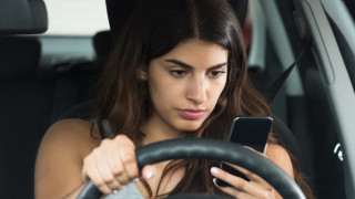 Τι ισχύει για οδήγηση με μπουφάν ή καφέ και σακούλες στα καθίσματα