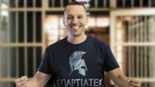 Ηλίας Κασιδιάρης: Η φωτογραφία με το «νενικήκαμεν» προϊόν μοντάζ, λέει η αντεγκληματική