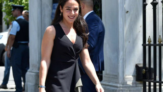 Η Υφυπουργός Παιδείας ανέβηκε σε καρέκλα για μια φωτογραφία με τα αδέρφια Αντετοκούνμπο!