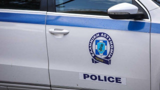 Λάρισα: Βγήκε από το αυτοκίνητο και τους επιτέθηκε με τσεκούρι!