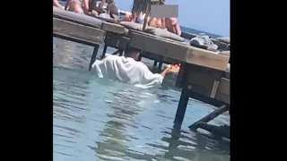 Ρόδος: Παρέμβαση Γεωργιάδη για το εξοργιστικό βίντεο με τον σερβιτόρο που πάει παραγγελία σχεδόν... κολυμπώντας