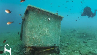 Χαλκιδική: Πέταξαν μέχρι και κάδο απορριμμάτων στον βυθό