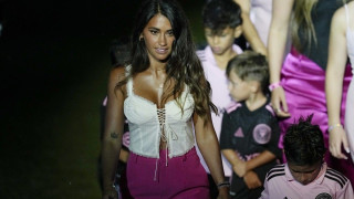 Τράβηξε όλα τα βλέμματα η σύζυγος του Μέσι: Εντυπωσιακή στα μωβ της Ίντερ Μαϊάμι