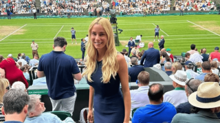 Ξεχώρισε ανάμεσα στους θεατές του Wimbledon η Δούκισσα Νομικού- Τα υπέρκομψα λουκ