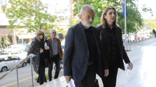 Δολοφονία Μιχάλη Κατσούρη: Τι έγραφε το στεφάνι των γονιών του Άλκη