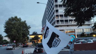 Φίλαθλος του ΠΑΟΚ... ανυπομονεί για την Μπεϊτάρ: Περιμένει με τεράστια σημαία έξω από το Μακεδονία Παλλάς (Pic)