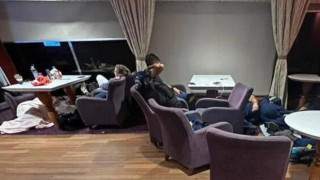 Εικόνες ντροπής: Πυροσβέστες στο πάτωμα πλοίου κατά την επιστροφή τους από τη Ρόδο