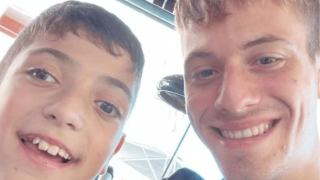 Αγκαλιά με το «φιλαράκι» του, τον Κωνσταντέλια, ο μικρός Γιαννάκης (pic)