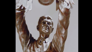 Άρσεναλ: Έγιναν τα αποκαλυπτήρια του αγάλματος του Βενγκέρ- Δεσποτικός με το τρόπαιο στα χέρια