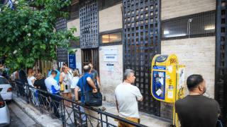 Κτηματολόγιο: 11 ώρες σε μια καρέκλα και ύπνος στο... πεζοδρόμιο