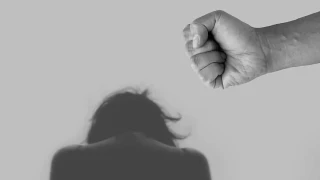 Παλαίμαχος καλαθοσφαιριστής ξυλοκόπησε ανηλεώς τη σύντροφό του