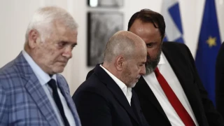 Οι κυβερνήσεις φοβούνται μη χάσουν ψηφοφόρους και οι ομάδες πελάτες...