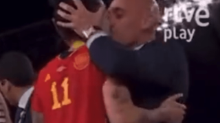 Ισπανία: Καυτό φιλί του προέδρου της ομοσπονδίας στην απονομή του Μουντιάλ