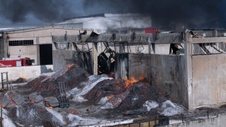 Ασπρόπυργος: Φωτιά σε εργοστάσιο ξυλείας – Μάχη να μην επεκταθεί σε παρακείμενη βιομηχανία χρωμάτων
