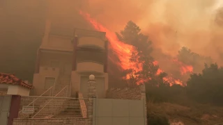 Πάρνηθα: «Αγριεύει» η φωτιά, απειλεί σπίτια (vid)