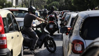 Όσκαρ οδηγικής ανευθυνότητας: Καβάλησε το μηχανάκι του με σπασμένο πόδι και τις πατερίτσες στο χέρι (vid)