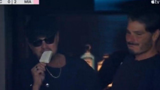 Ο Ντι Κάπριο σε αγώνα του Μέσι με παγωτό στο χέρι