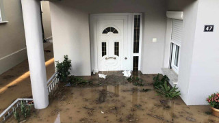 Δραματικές στιγμές στην Λάρισα: Εκκενώσεις και πλημμυρισμένα κτίρια