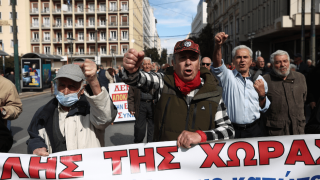 «Kλείδωσε» η νέα αύξηση στις συντάξεις: Αυτές είναι οι νέες ημερομηνίες πληρωμής