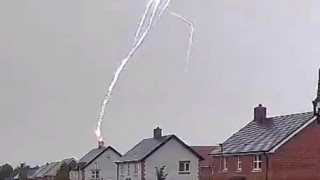 Η στιγμή που κεραυνός χτυπάει σπίτι στη Βρετανία: Έκανε την καμινάδα χίλια κομμάτια