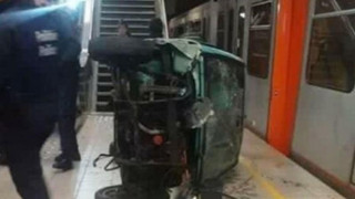 ΑΠΙΣΤΕΥΤΟ: Πέταξαν αυτοκίνητο από τις σκάλες του μετρό (vid)
