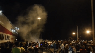 Ηράκλειο: Ξεπροβόδισε τον νεοσύλλεκτο γιο του με φωτοβολίδα αλεξίπτωτου