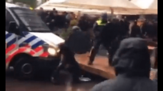 Σύρραξη οπαδών πριν από το Άγιαξ – Μαρσέιγ (video)