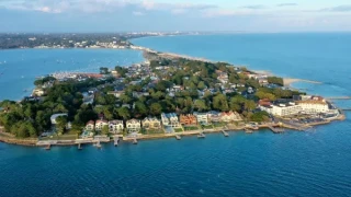 Η αγαπημένη πόλη των ποδοσφαιριστών που η παραλία της θυμίζει Ελλάδα