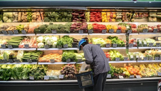 Μεγάλες αλλαγές στο τρόπο είσπραξης των επιδομάτων: Μισά στην τσέπη, μισά στα ψώνια οι πληρωμές