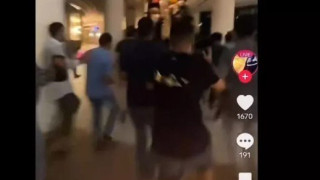 Έγιναν ένα κουβάρι για το νέο iPhone 15! (vid)