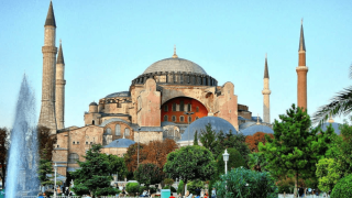 Συναγερμός για την Αγιά Σοφιά: «Πρέπει να κλείσει, κινδυνεύει με κατάρρευση»