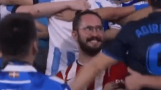 Σαν τη μύγα μες το γάλα: Oπαδός της Μπιλμπάο χαμογελά ανάμεσα σε εκστασιασμένους φίλους της Σοσιεδάδ