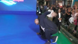 Ο Αχιλλέας Μπέος έπεσε ενώ... ανέβαινε στη σκηνή στην προεκλογική του ομιλία