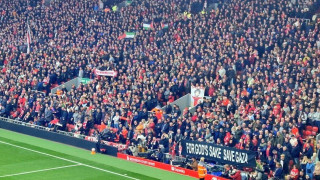 Σημαίες και πανό υπέρ της Παλαιστίνης στο Άνφιλντ!