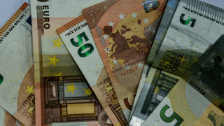 Επιδόματα έως 300 ευρώ για νέους, προϋποθέσεις και τρόποι εξαργύρωσης