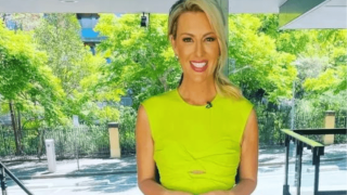 Έφταιγαν οι καθρέφτες: Παρουσιάστρια εμφανίστηκε κατά λάθος γυμνή σε βίντεο