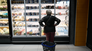 «Πρωταθλήτρια» στην ακρίβεια και τον πληθωρισμό της... απληστίας η Ελλάδα