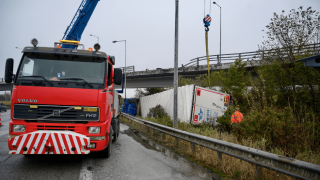 Θεσσαλονίκη: Απομακρύνουν τη νταλίκα που έπεσε από τη γέφυρα