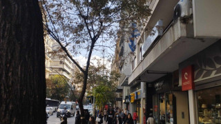 Θεσσαλονίκη: Πέταξαν σακιά με ρούχα μπροστά από μαγαζί - Οι περαστικοί δοκίμαζαν τα πάντα