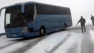 Κακοκαιρία-Πέλλα: Λεωφορείο με 40 επιβάτες εγκλωβίστηκε στον χιονισμένο δρόμο