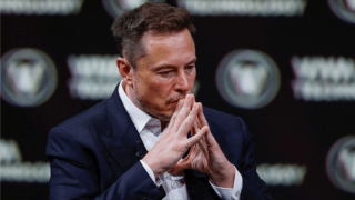 Tesla: Ο Μασκ μοιράζει μηνύσεις σε απεργούς στη Σουηδία