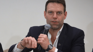 Ο Κασσελάκης απαντά με… Μάο στον Κουτσούμπα για το «φυντάνι»: «Αφήστε όλα τα λουλούδια να ανθίσουν»